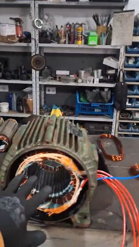 Interior da oficina com equipamentos em manutenção